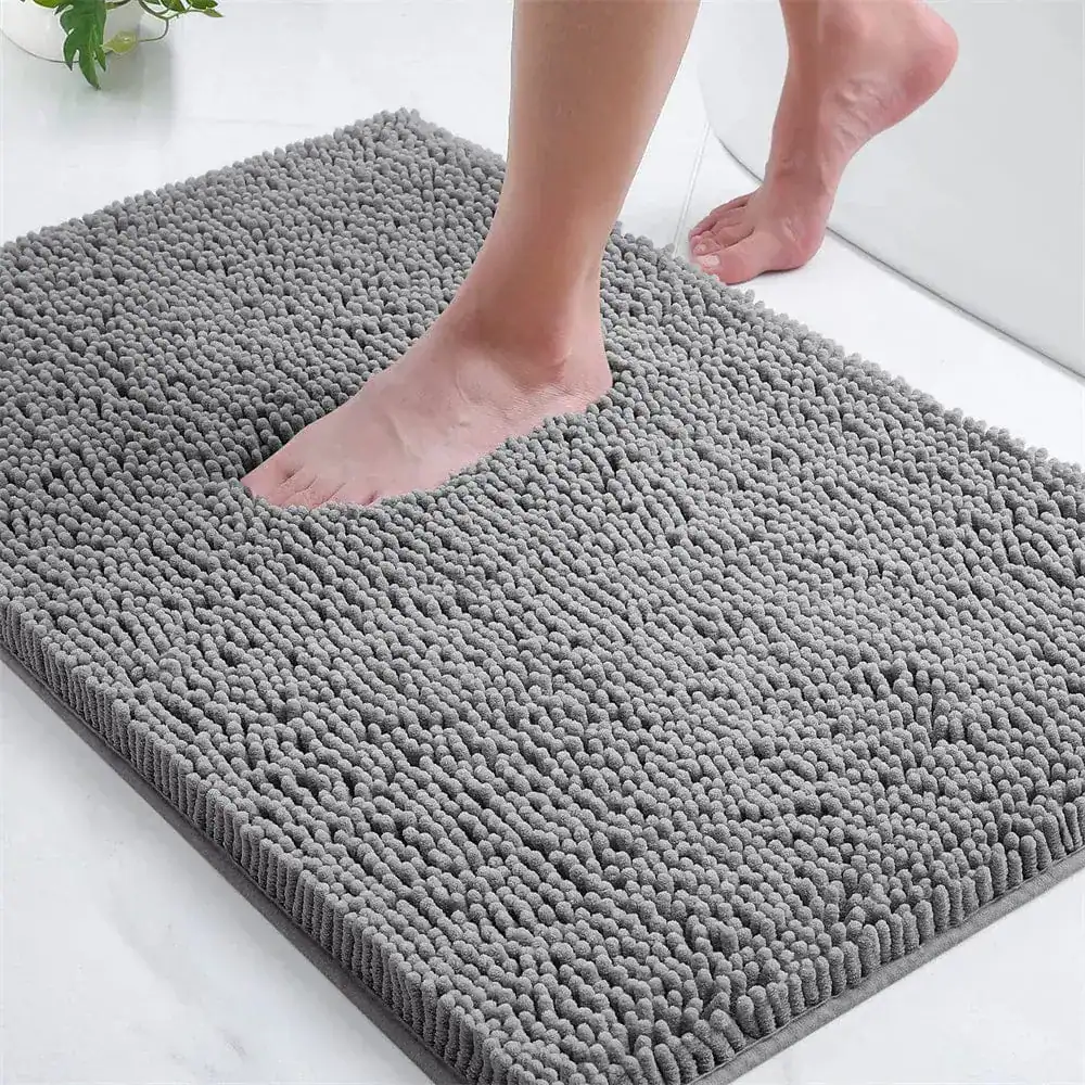 Grijze badmat met antislip rand, geschikt voor badkamer en douche.