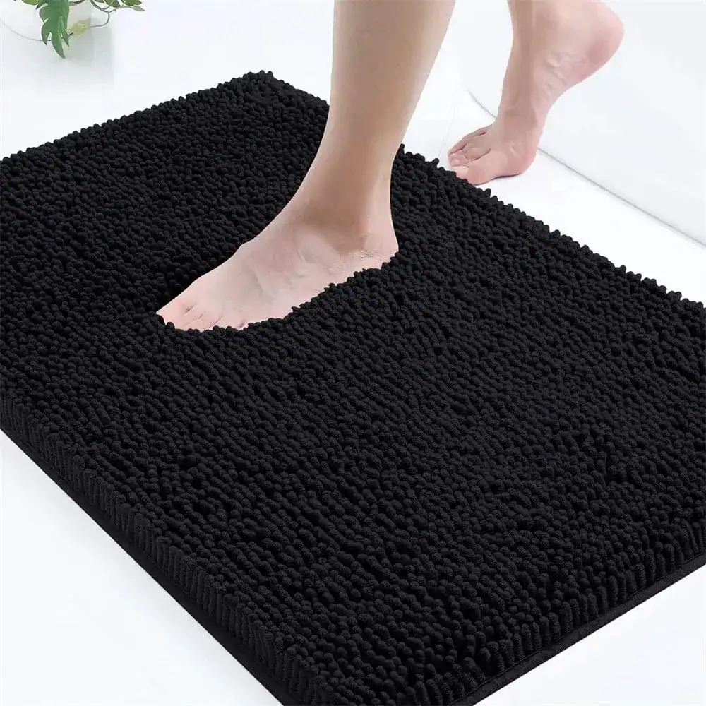 Zwarte badmat met antislip textuur, geschikt voor badkamer en douche.