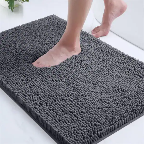 Grijze badmat met antislip rand, geschikt voor badkamer en douche.