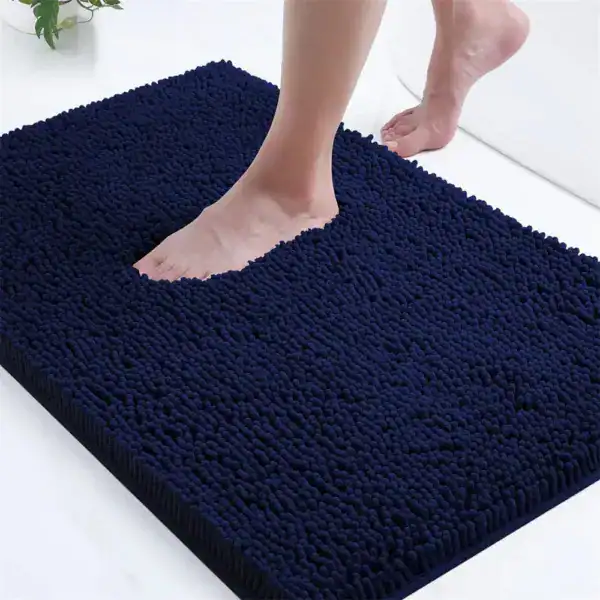 Donkerblauwe badmat met antislip textuur, geschikt voor badkamer en douche.