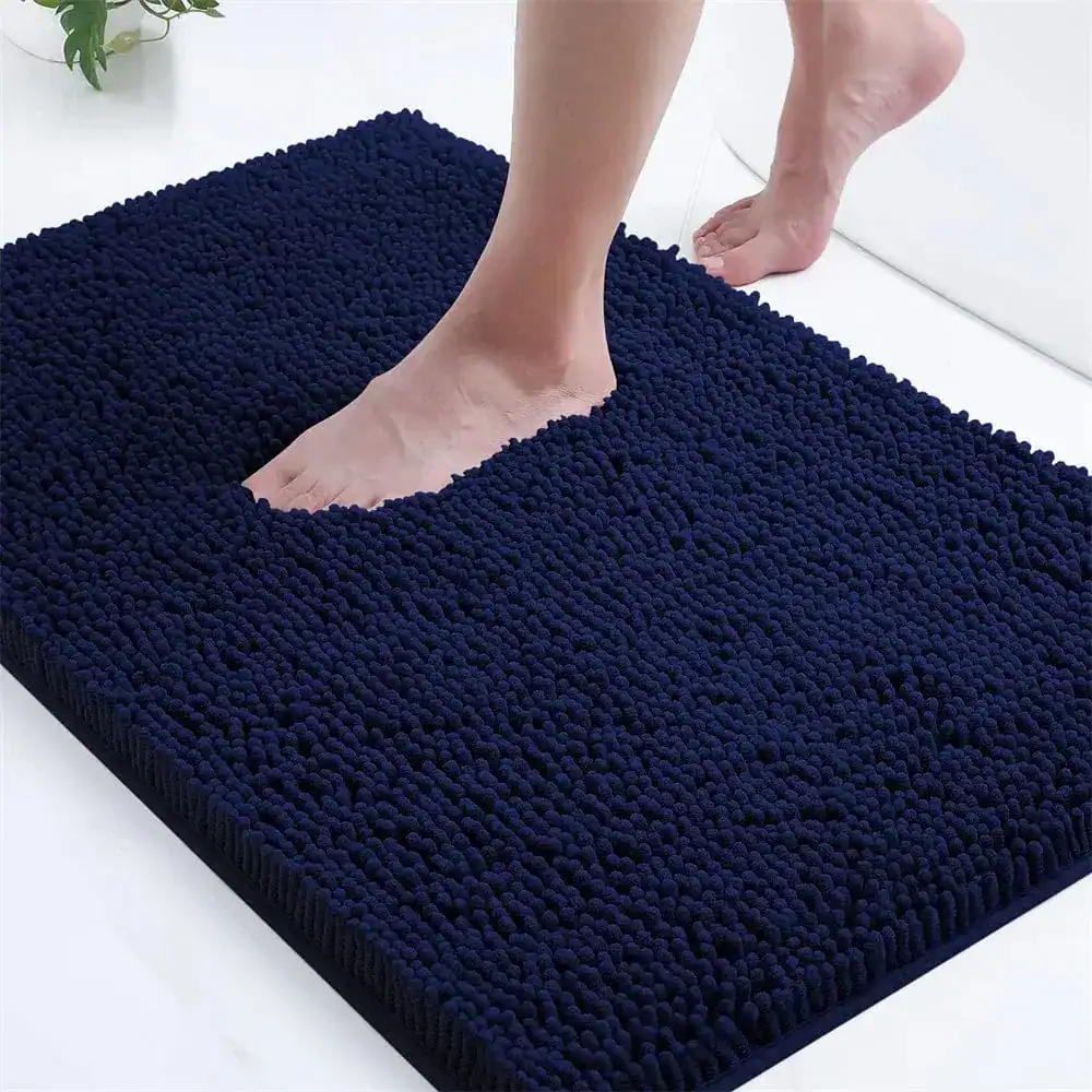 Donkerblauwe badmat met antislip textuur, geschikt voor badkamer en douche.