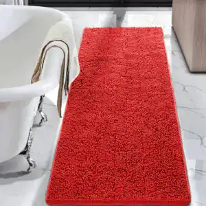 Rode badmat van 150 cm met antislip textuur in de badkamer.