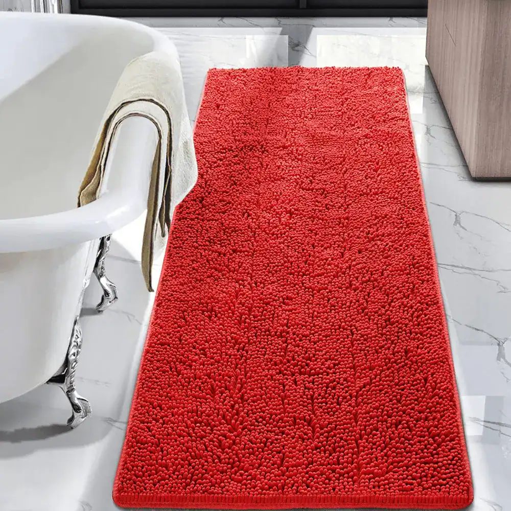 Rode badmat van 150 cm met antislip textuur in de badkamer.