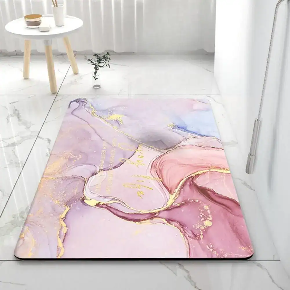 Badmat 50x80 met roze en paarse marmerlook, antislip voor badkamer.