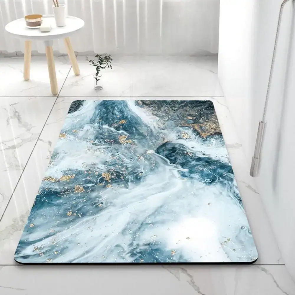 Badmat 50x80 met blauwe marmerprint en goudaccenten voor badkamer.