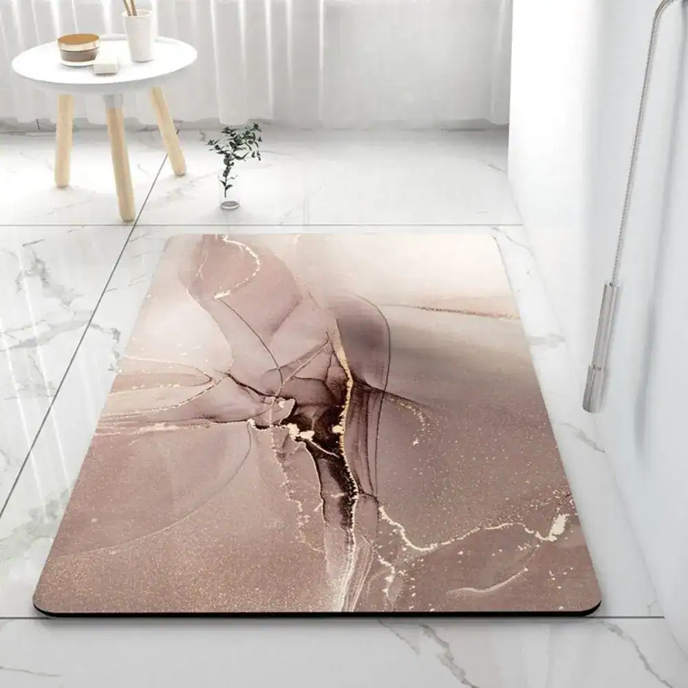 Badmat 50x80 met roze goud marmerpatroon voor badkamer.