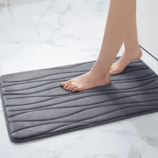 Grijze badmat 60x120 met golfvormige textuur voor badkamer en douche.
