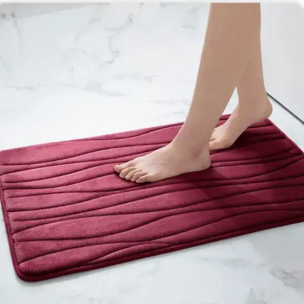 Rode badmat met golfvormige textuur, antislip voor badkamer en douche.