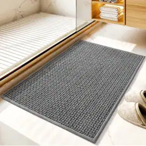 Grijze badmat 60x90 cm met antislip textuur in moderne badkamer.