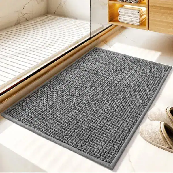 Grijze badmat 60x90 cm met antislip textuur in moderne badkamer.
