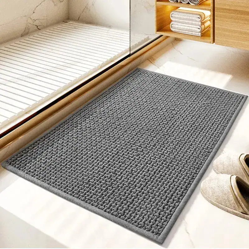 Grijze badmat 60x90 cm met antislip textuur in moderne badkamer.