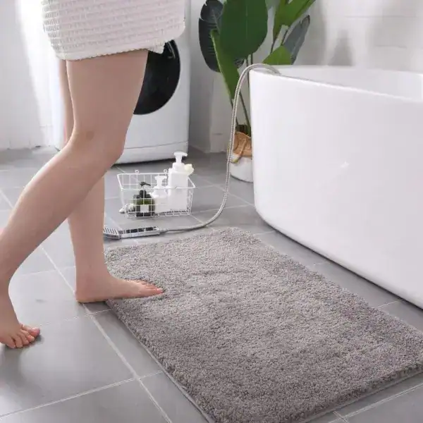 Grijze badmat 80x100 voor badkamer, antislip en comfortabel.