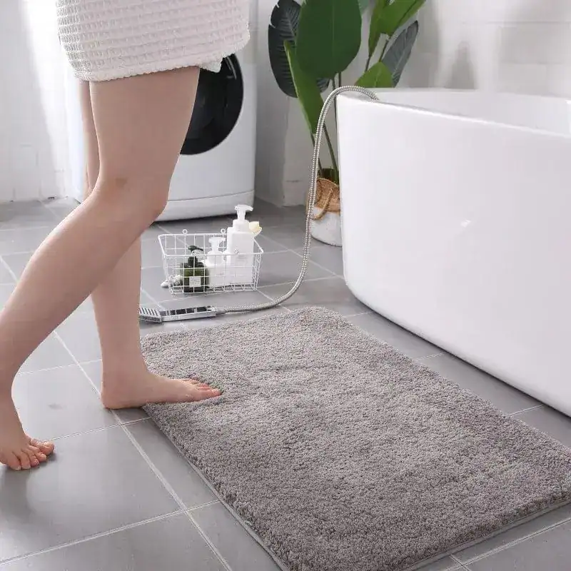 Grijze badmat 80x100 voor badkamer, antislip en comfortabel.