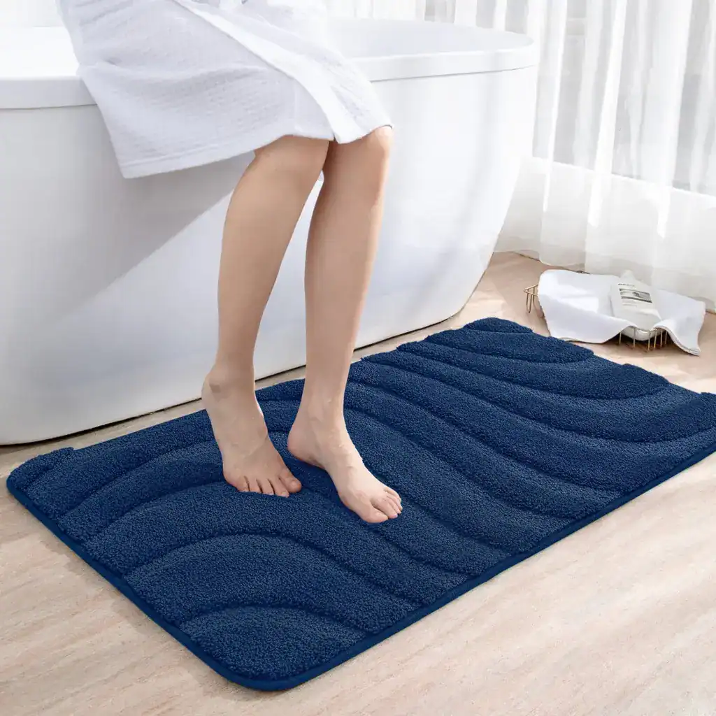 Blauwe badmat met antislip textuur voor veiligheid in de badkamer.