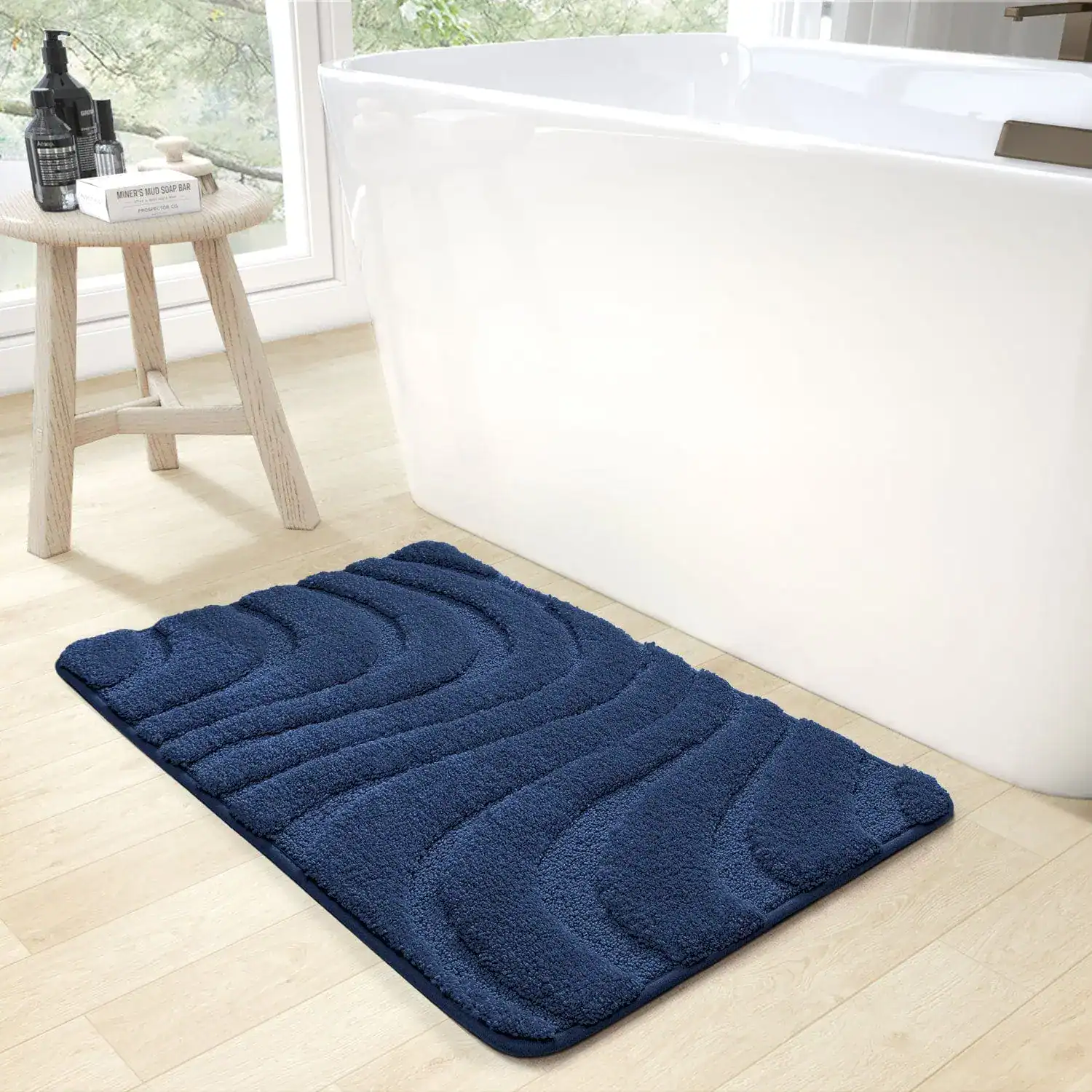 Blauwe badmat met golfvormige textuur voor badkamer, antislip en comfortabel.
