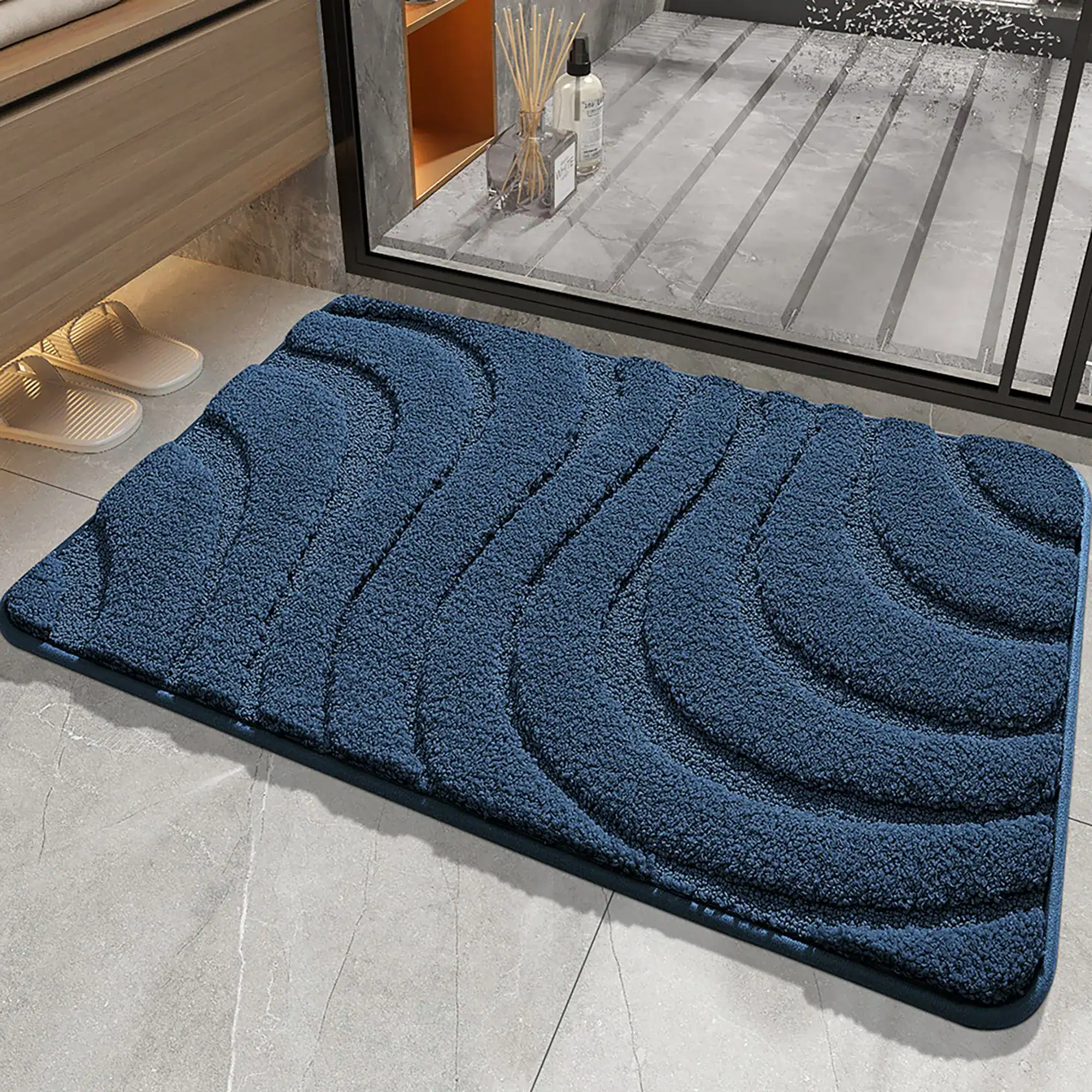 Blauwe badmat met antislip textuur in de badkamer.