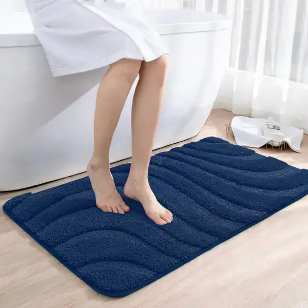 Blauwe badmat met antislip textuur voor veiligheid in de badkamer.