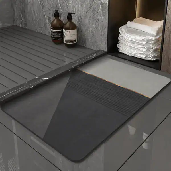 Antraciet badmat groot met antislip structuur in moderne badkamer.