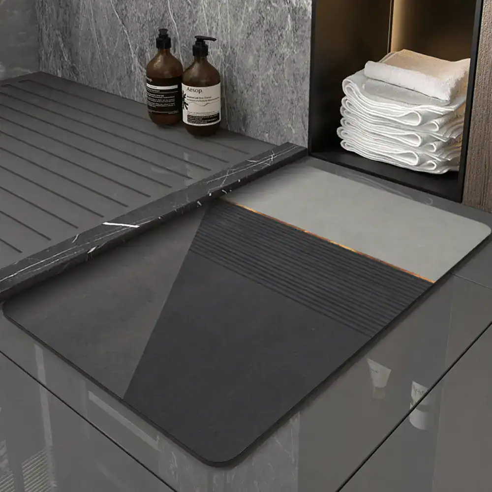 Antraciet badmat groot met antislip structuur in moderne badkamer.