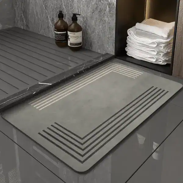 Antraciet badmat groot met gestreepte rand, antislip voor badkamer.