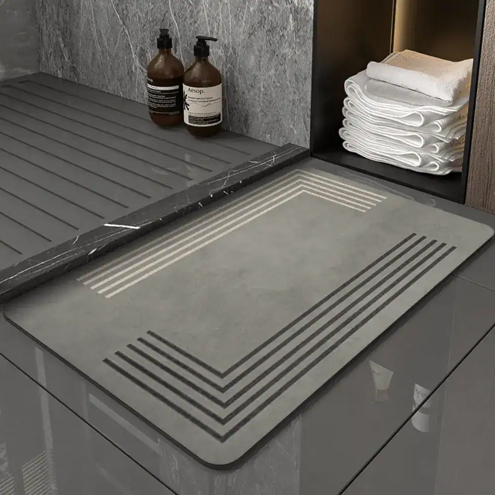 Antraciet badmat groot met gestreepte rand, antislip voor badkamer.