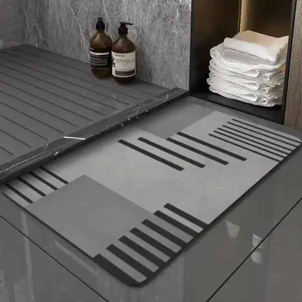 Antraciet badmat groot met gestreepte patroon, antislip voor badkamer.