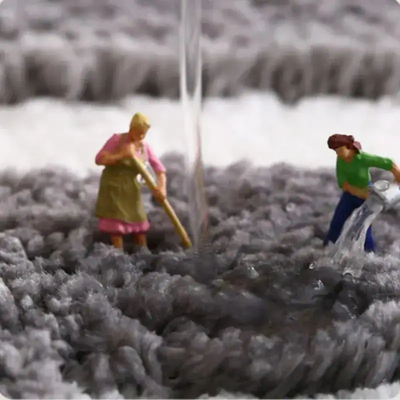Badmat aqua blauw met antislip oppervlak, mini figuren spelen in water.