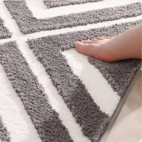 Badmat aqua blauw met grijs-witte geometrische patronen en antislipoppervlak.