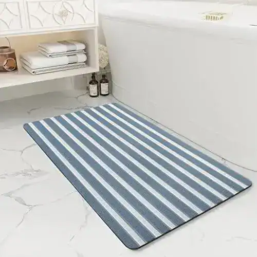 Blauwe gestreepte badmat met antislipoppervlak voor badkamer.