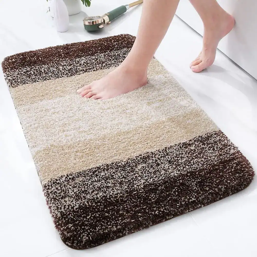 Badmat beige bruin met gestreepte textuur, antislip voor badkamer en douche.