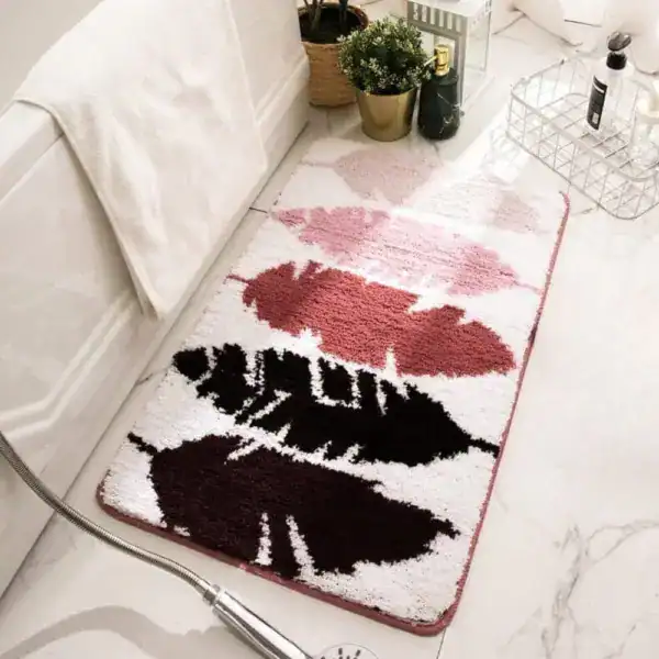Badmat boho met roze en zwarte bladeren op witte achtergrond, antislip badkamermat.
