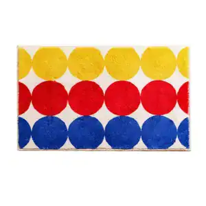 Badmat bubbels met rode gele en blauwe cirkels op witte achtergrond.