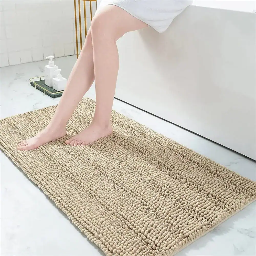 Creme badmat met antislip textuur in badkamer, voor comfort en veiligheid.