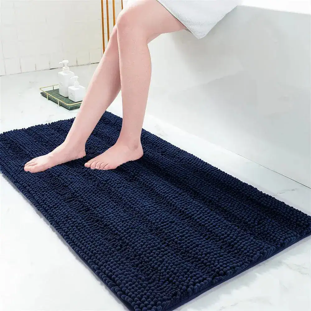 Donkerblauwe badmat met antislip textuur voor uw badkamer.