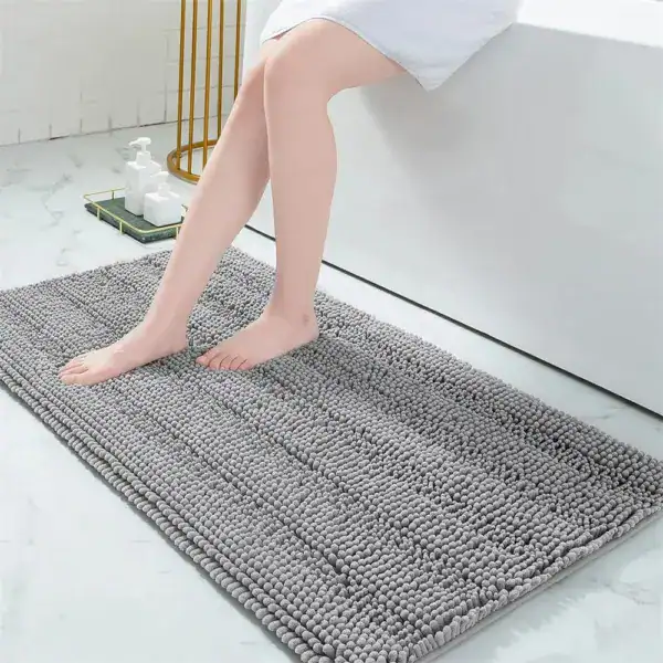 Creme gekleurde badmat met antislip textuur voor de badkamer.