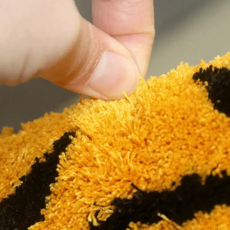 Badmat dier met oranje en zwarte strepen, textuur close-up.
