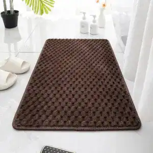 Donkerbruine badmat met antislip textuur in de badkamer.