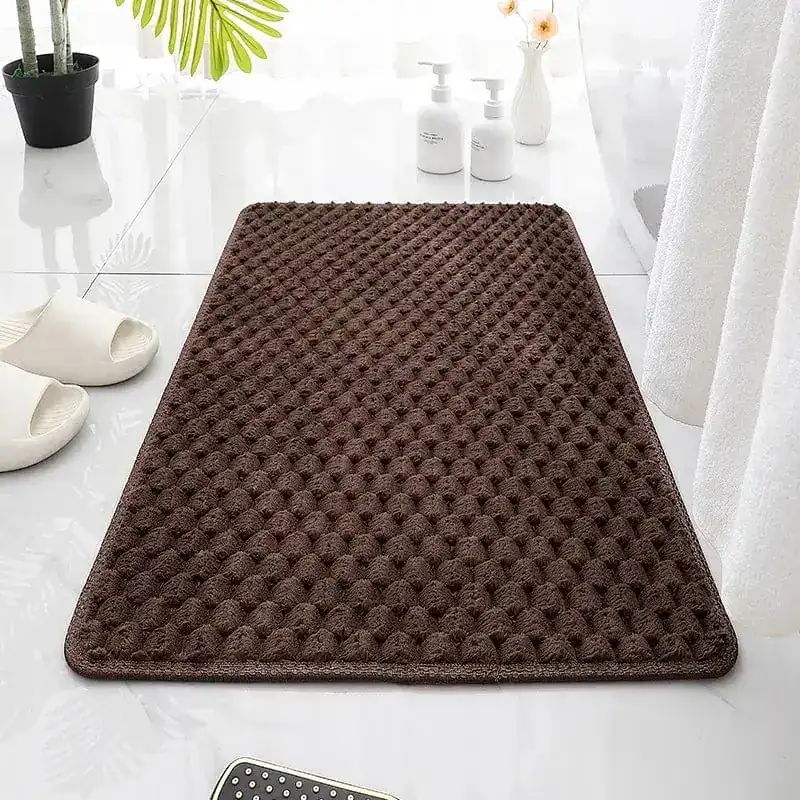 Donkerbruine badmat met antislip textuur in de badkamer.