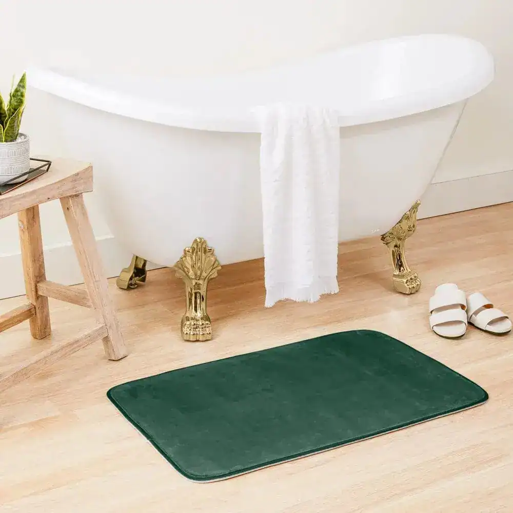 Donkergroene badmat met antislip onderzijde voor badkamer.