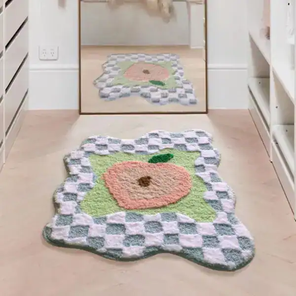 Badmat ecru met fruitmotief en schaakbordrand, antislip badkamermat.