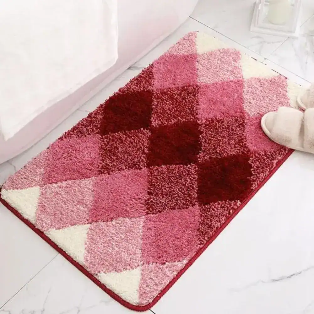 Badmat geruit in roze en wit, antislip badkamermat voor de douche.