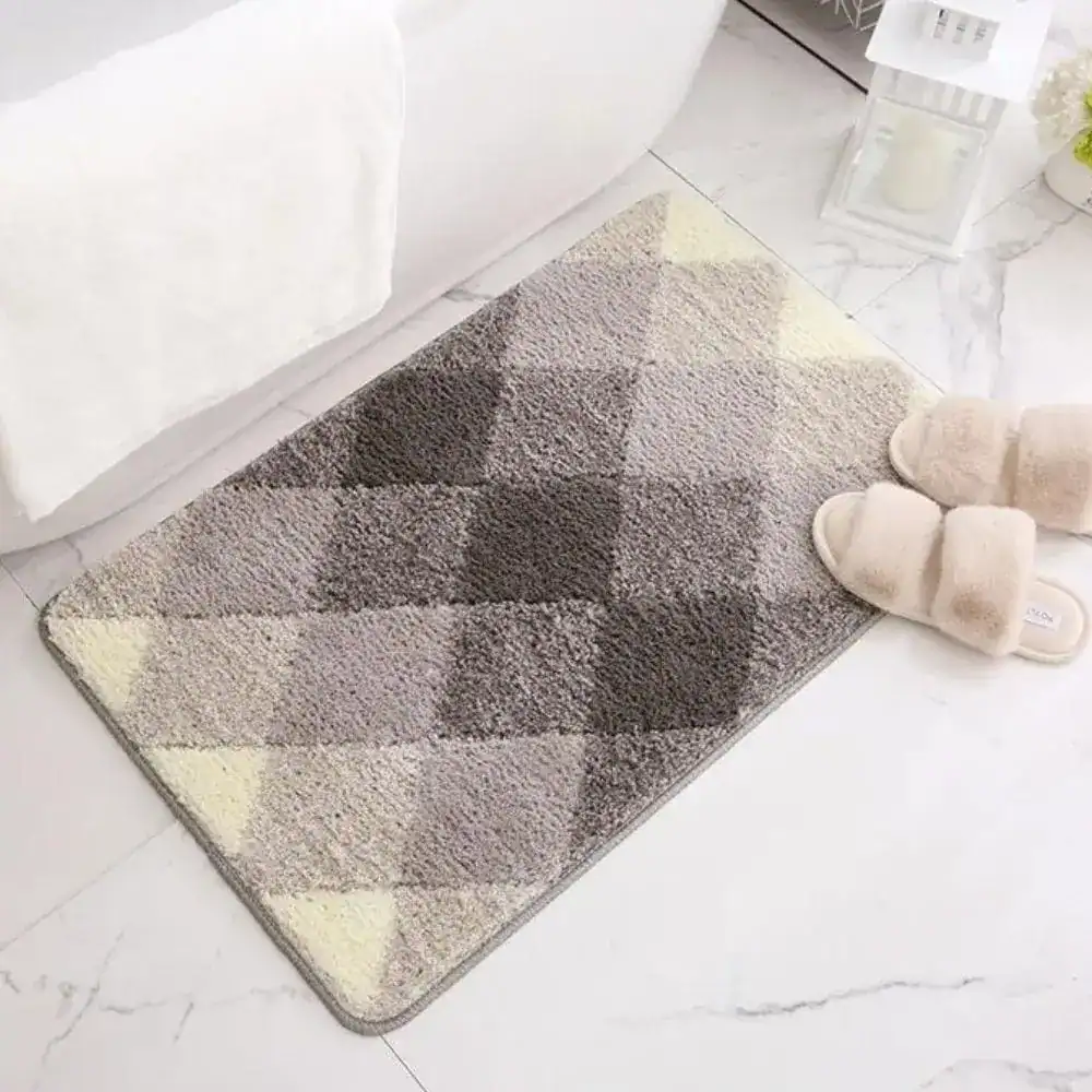 Badmat geruit met grijs en crèmekleurige ruitenpatroon, antislip voor badkamer.