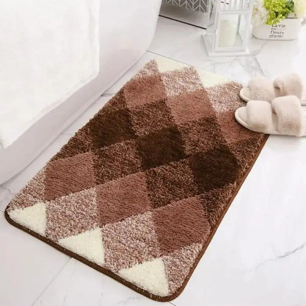Badmat geruit bruin en crème, antislip, badkamermat voor bad of douche.