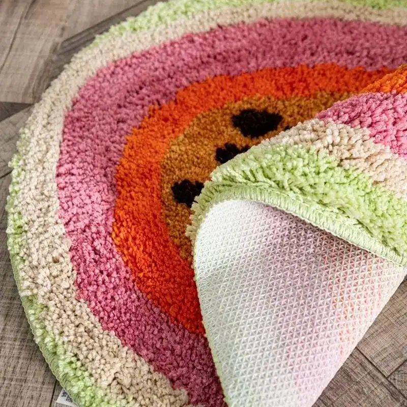 Ronde badmat met regenboogpatroon en grappig gezicht, antislip onderkant.