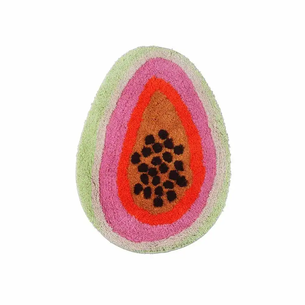 Grappige badmat in vorm van een papaja met kleurrijke ringen en zaden.