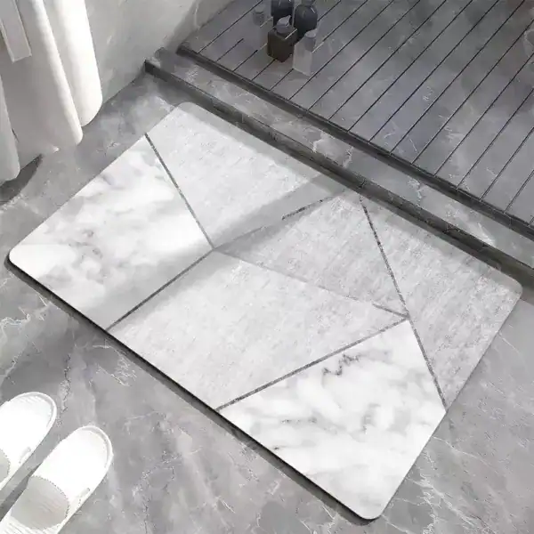 Grijswit badmat met marmerpatroon en geometrische lijnen voor badkamer.