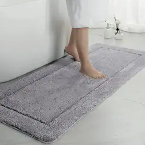 Grote badmat in lichtgrijs, antislip, voor badkamer en douche.