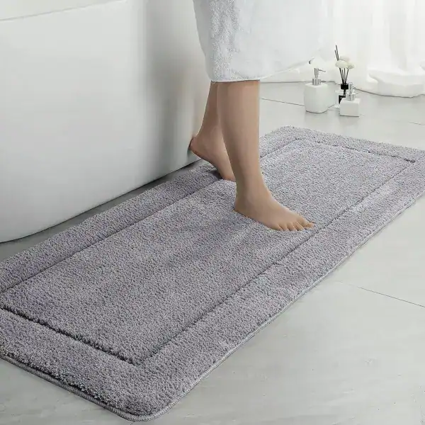 Grote badmat in lichtgrijs, antislip, voor badkamer en douche.