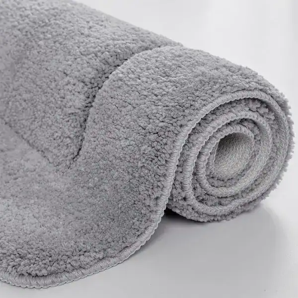 Grote badmat in grijze kleur, zacht en antislip, voor badkamer of douche.