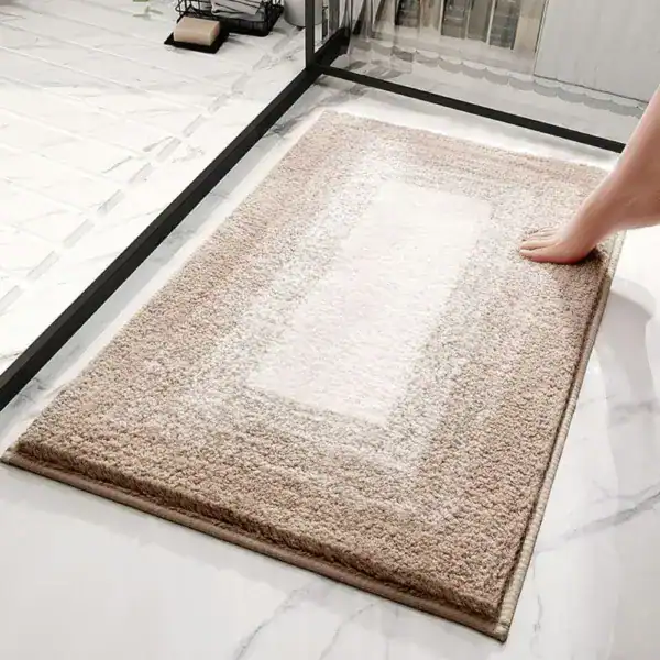 Hoogpolige badmat beige met witte rand, antislip voor badkamer.